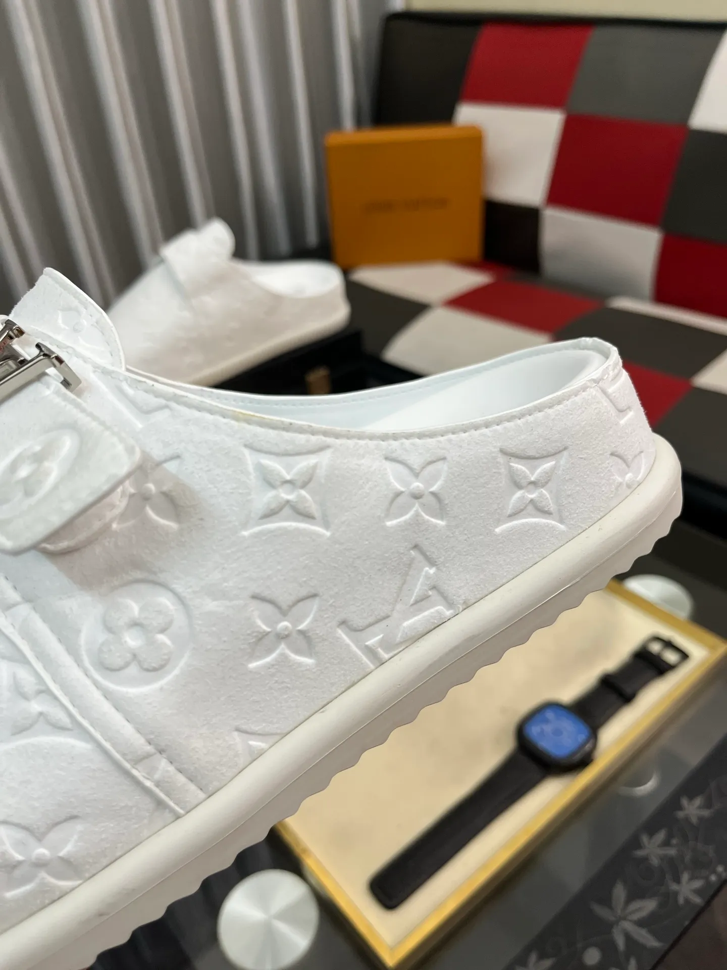 Men's shoes 💰380⌚️⌚️2025 new men's casual sandals and slippers, made of suede cow leather, with Monogram pattern to highlight the trendy style. Adjustable straps illuminated with LV letters, while a resilient insole and micro outsole provide lightweight comfort. Made of suede cow leather with embossed Monogram pattern and brand element metal hardware✅Adjustable straps➕Tough insole‼ ️Micro outsole. Comfortable and easy to wear‼ ️size: 38-446️⃣Colors available